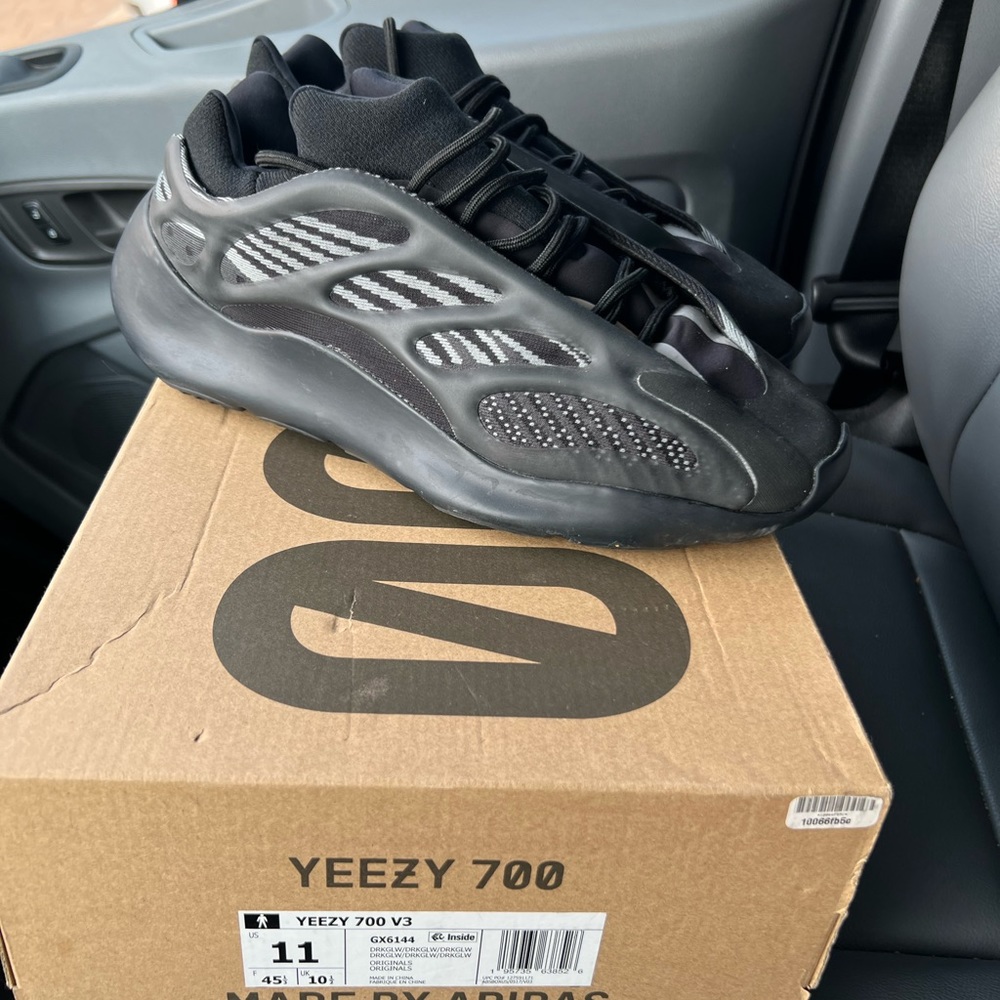 Yeezy 700 v3